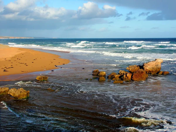 Strand und Wellen an der australischen Küste — Stockfoto