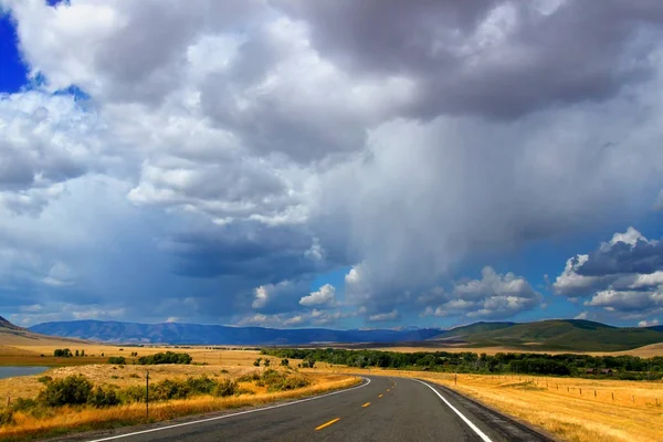 Wyoming ülke yollar manzara — Stok fotoğraf