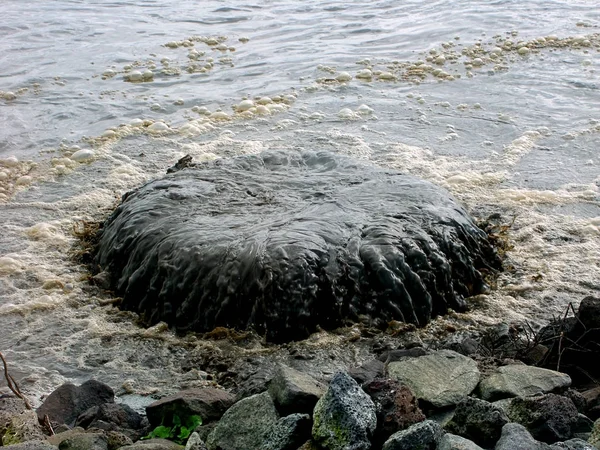 Äckligt bubblande avloppsvatten bakgrund — Stockfoto