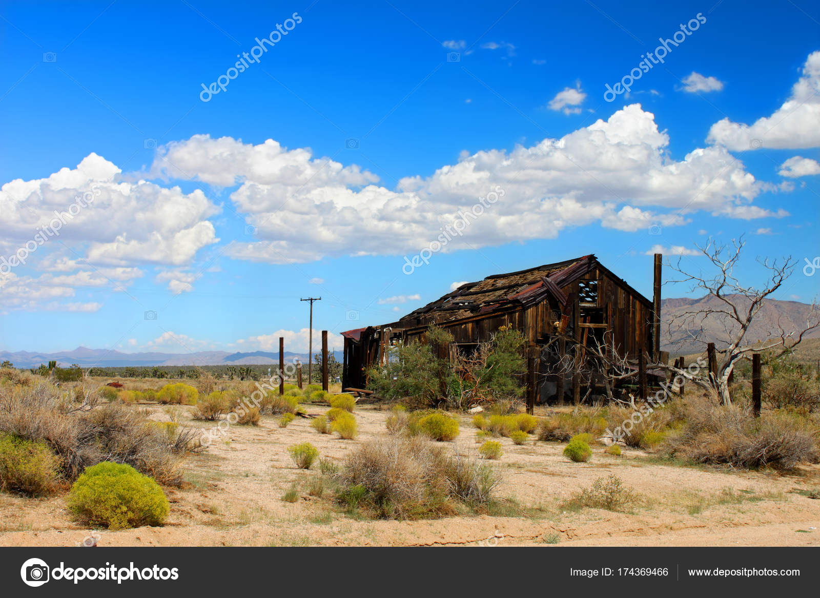 Desierto de Mojave abandonada cabaña — Foto de stock #174369466 © Wirepec, image size:1600x1167