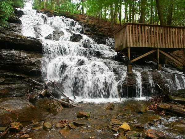 Jezero Trahlyta Falls krajina Gruzie — Stock fotografie
