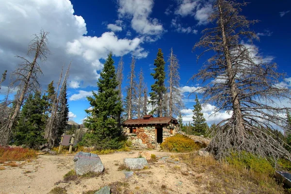 Wyoming horského lesa Shack — Stock fotografie