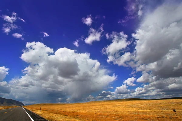 Wyoming kraju dróg krajobraz — Zdjęcie stockowe