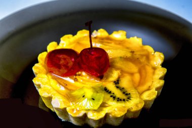 Meyve ile kek. Kiraz, kivi, narenciye.