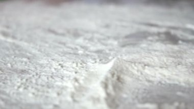 Aşçı masadan bir avuç un alır. Mutfakta panoramik bir çekim..