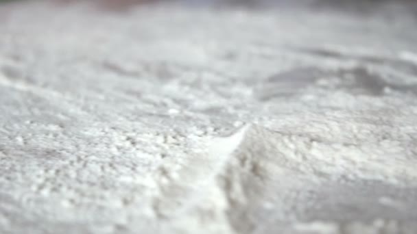 料理人はテーブルから一握りの小麦粉を取ります キッチン内のパノラマショット — ストック動画