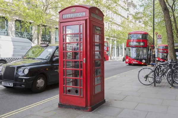 Telefone vermelho, ônibus e táxi — Fotografia de Stock