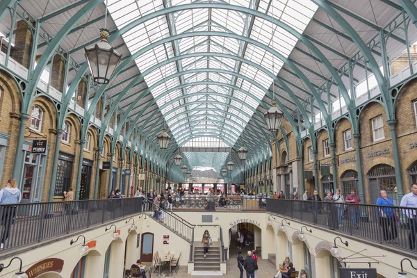 Pessoas no Covent Garden — Fotografia de Stock