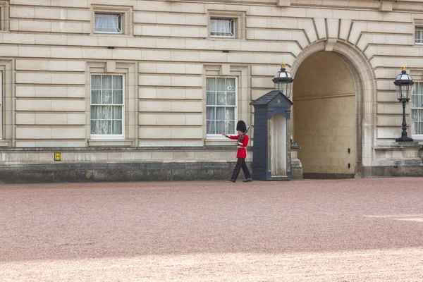 Guardia real en el palacio de Buckingham —  Fotos de Stock
