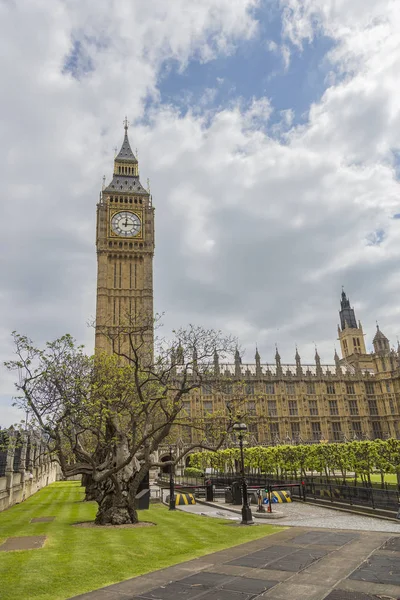 A brit parlament bejáratánál — Stock Fotó