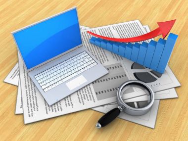 belgeler ve bilgisayar üzerinde ahşap masa