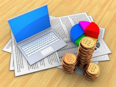 belgeler ve bilgisayar üzerinde ahşap masa