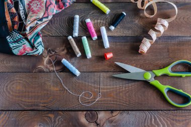 renkli konu, dikiş, makas, metre, cetvel, kumaş üzerine ahşap arka plan, wenge