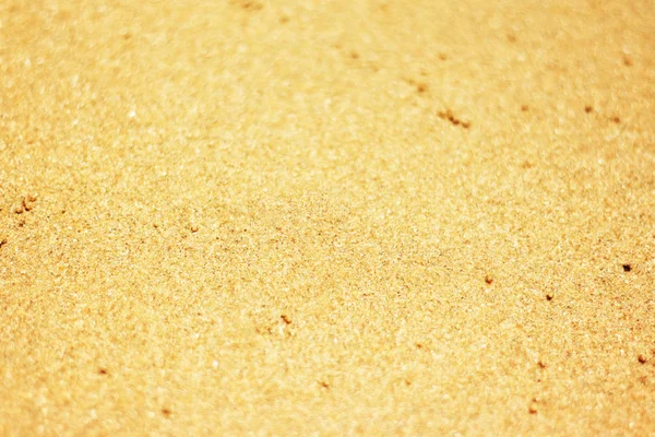 Texture di sabbia sulla spiaggia sotto il sole vicino al mare — Foto Stock