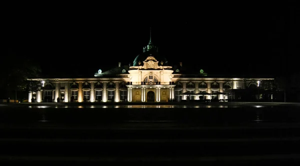 Teatro à noite como um castelo com um panorama de luz de fundo branca — Fotografia de Stock