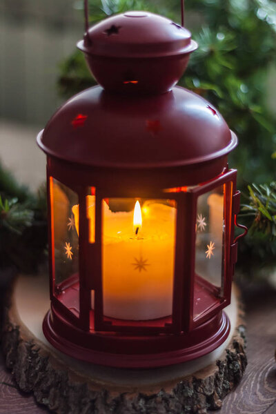 Рождественские украшения, красный фонарь, горящая свеча, арсенал дров, елка
 