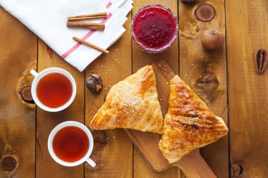 bir kase, pişirme, ahşap arka plan üzerinde çay bardağı içine Ahududu reçeli