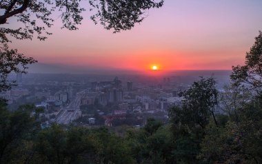 Almatı üzerinden günbatımı