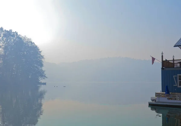 Futótűz füst a tó Burton — Stock Fotó