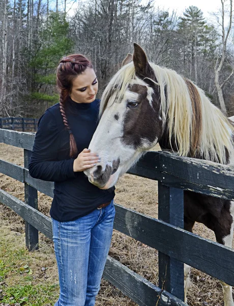 Dospívající dívka se těší čas s svého koně — Stock fotografie
