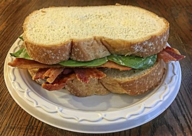 Pastırma ve ıspanak sandviç