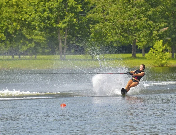 Mädchen Wasserski auf einem Kurs in einem Turnier. — Stockfoto