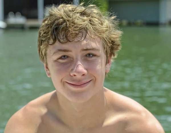 Ung tonåring pojke vid sjön — Stockfoto