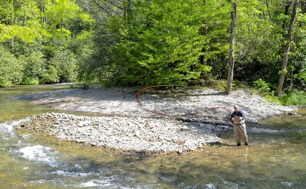 Pêche à la mouche homme sur une rivière — Photo