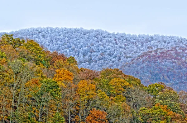 Paysage de montagne avec couleurs d'automne et d'hiver — Photo