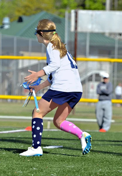 Joven chica lacrosse jugador —  Fotos de Stock