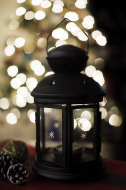 Bir çamları bokeh zemin üzerine mum evi 