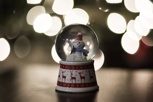 Weihnachten Schneeball Mit Schneemann Innen Und Bokeh Hintergrund — Stockfoto