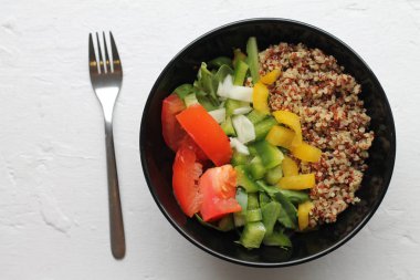 Sağlıklı salata öğle yemeği için. Karışık Quinoa, kırmızı, sarı ve yeşil biber