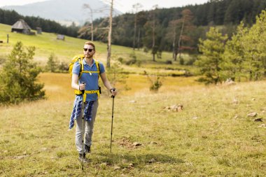 genç adam Hiking