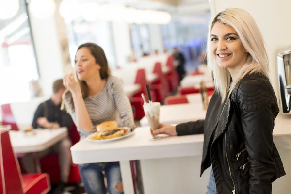 Przyjaciele jedzenie w diner — Zdjęcie stockowe