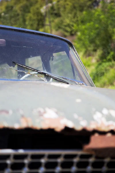 Παλιό σκουριασμένο αυτοκίνητο — Φωτογραφία Αρχείου