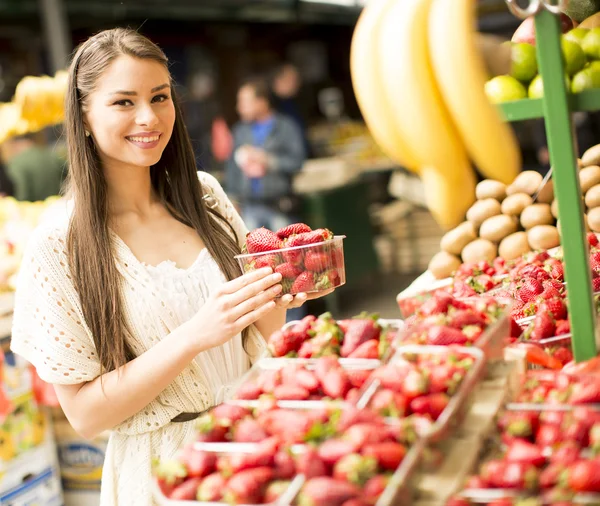 Giovane donna al mercato — Foto Stock