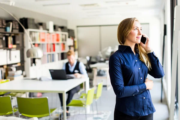 Junge Frau im Büro — Stockfoto