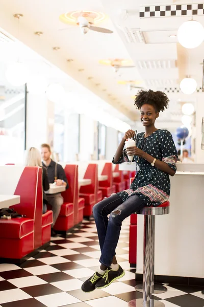 Joven mujer negra en el restaurante — Foto de Stock