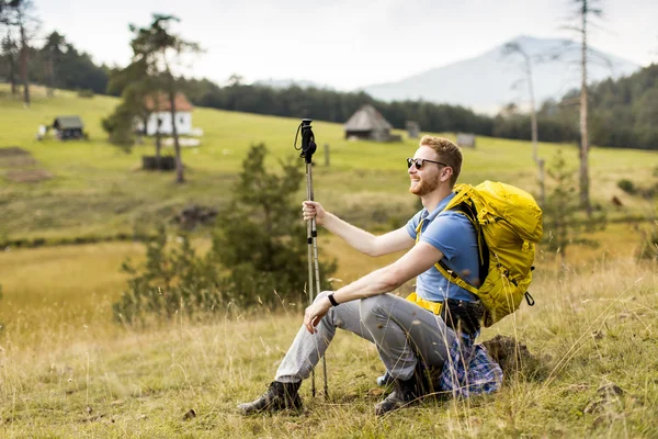 Jonge man wandelen — Stockfoto