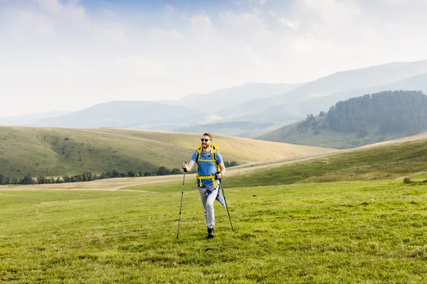 Jonge man wandelen — Stockfoto