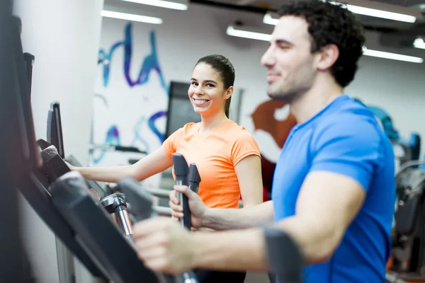 Jeunes dans la salle de gym — Photo