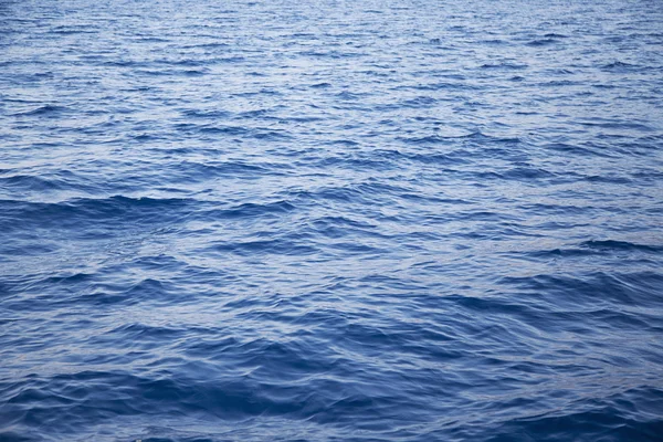 Спокойная поверхность воды — стоковое фото