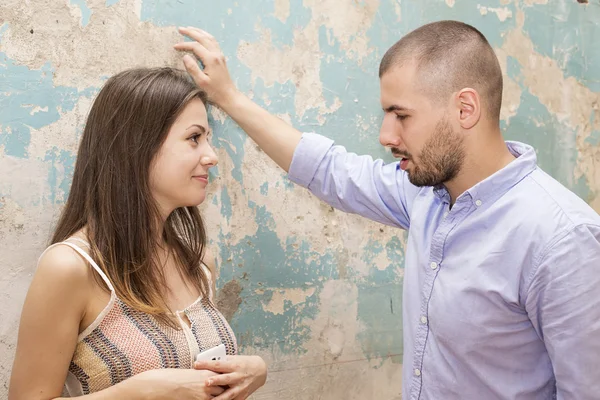 Feliz jovem casal — Fotografia de Stock