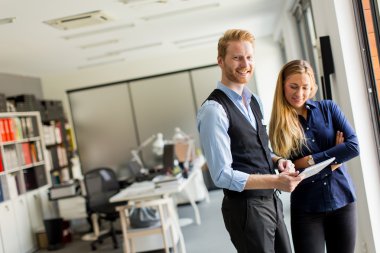 erkek ve kadın ile tablet