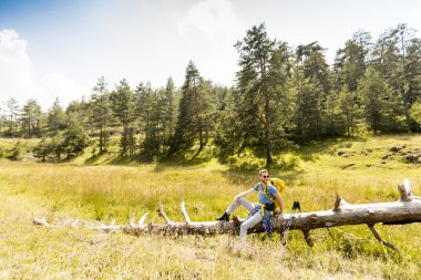 Kırsal'da yürüyüş genç adam