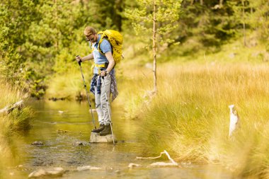 Kırsal'da yürüyüş genç adam