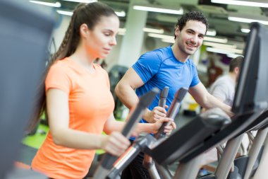 Spor salonundaki insanlar.