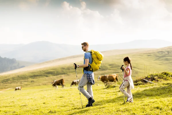 Baba ve kızı hiking — Stok fotoğraf