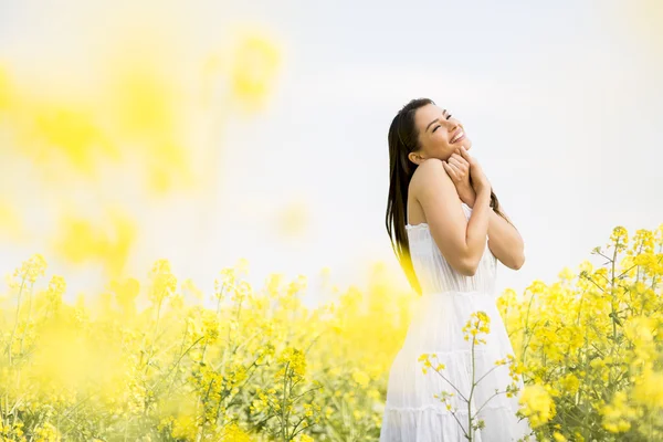 Jovem mulher no campo de primavera — Fotografia de Stock